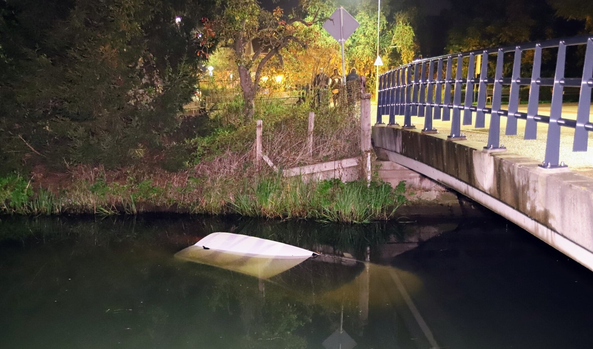 • Alleen een deel van het dak van de auto stak nog boven water uit.