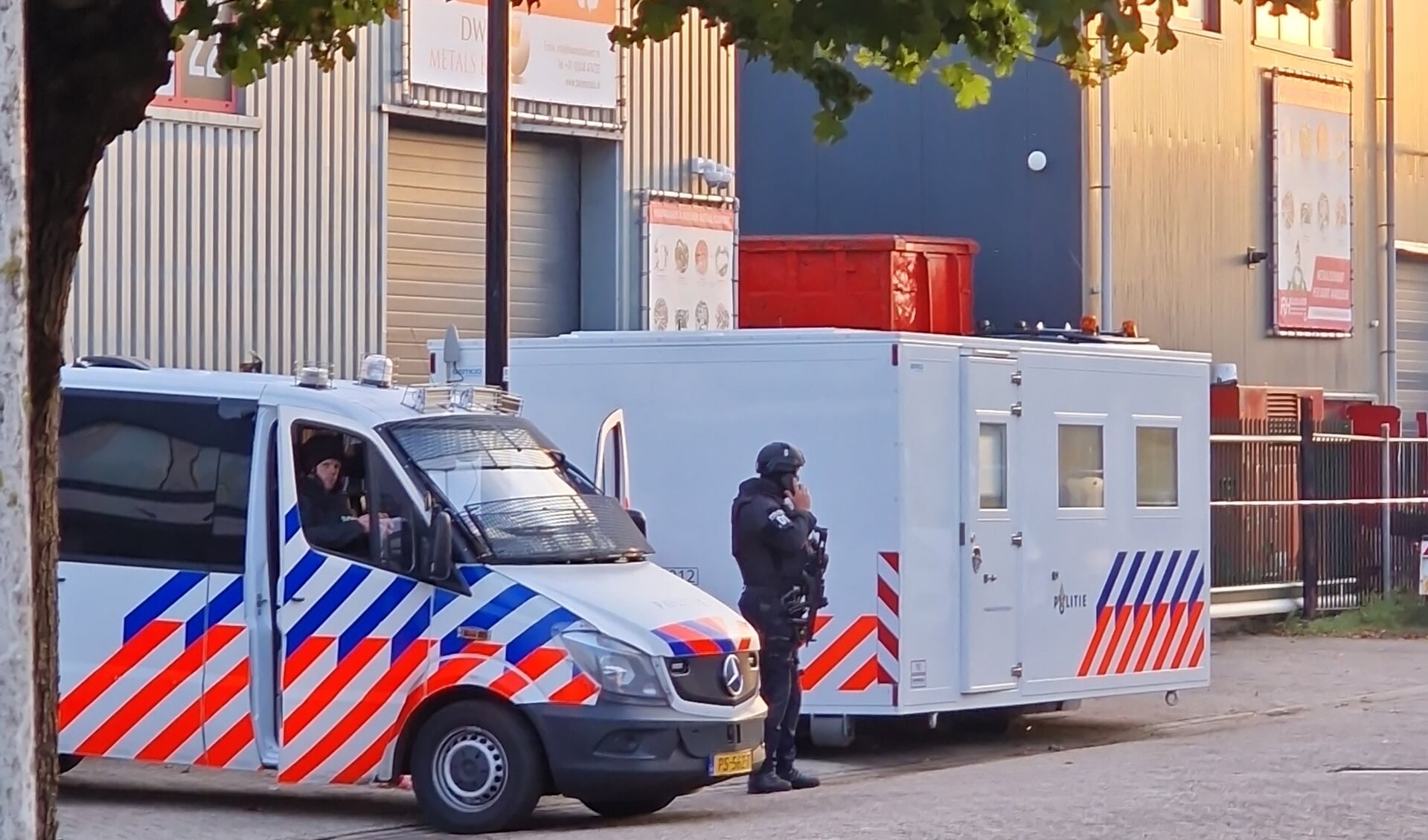 • Zwaarbewapende agenten bij het bedrijf aan het Tasveld in Montfoort.
