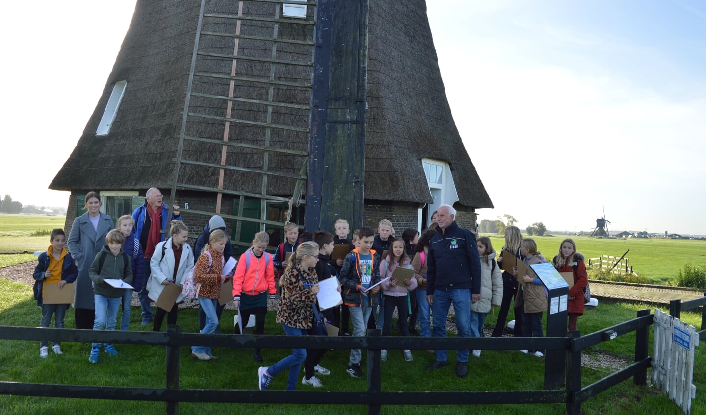 • Alle leerlingen met de Molenaar Cees Noorlander (Simav) bij de Achtkante molen in Streefkerk.