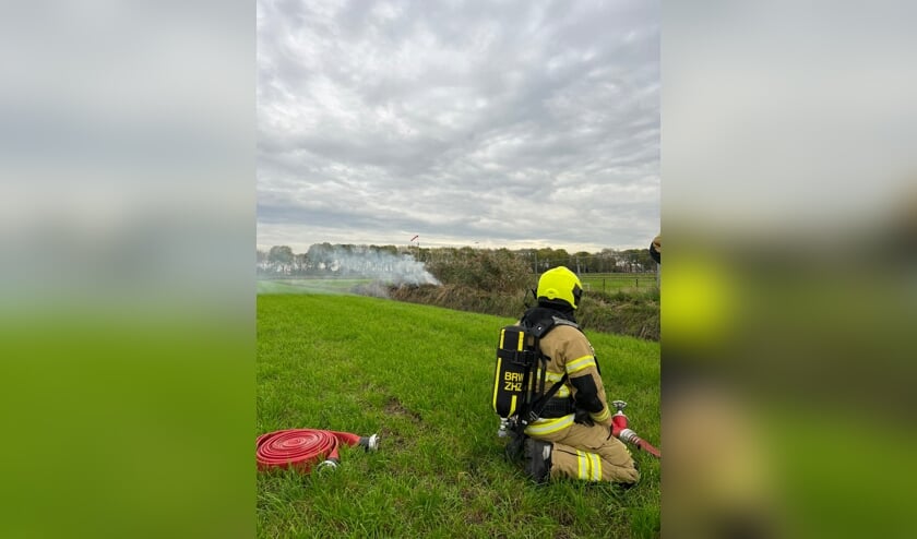 Brandweer Blust Rietkraag Aan Vlietskade In Arkel - Oozo.nl