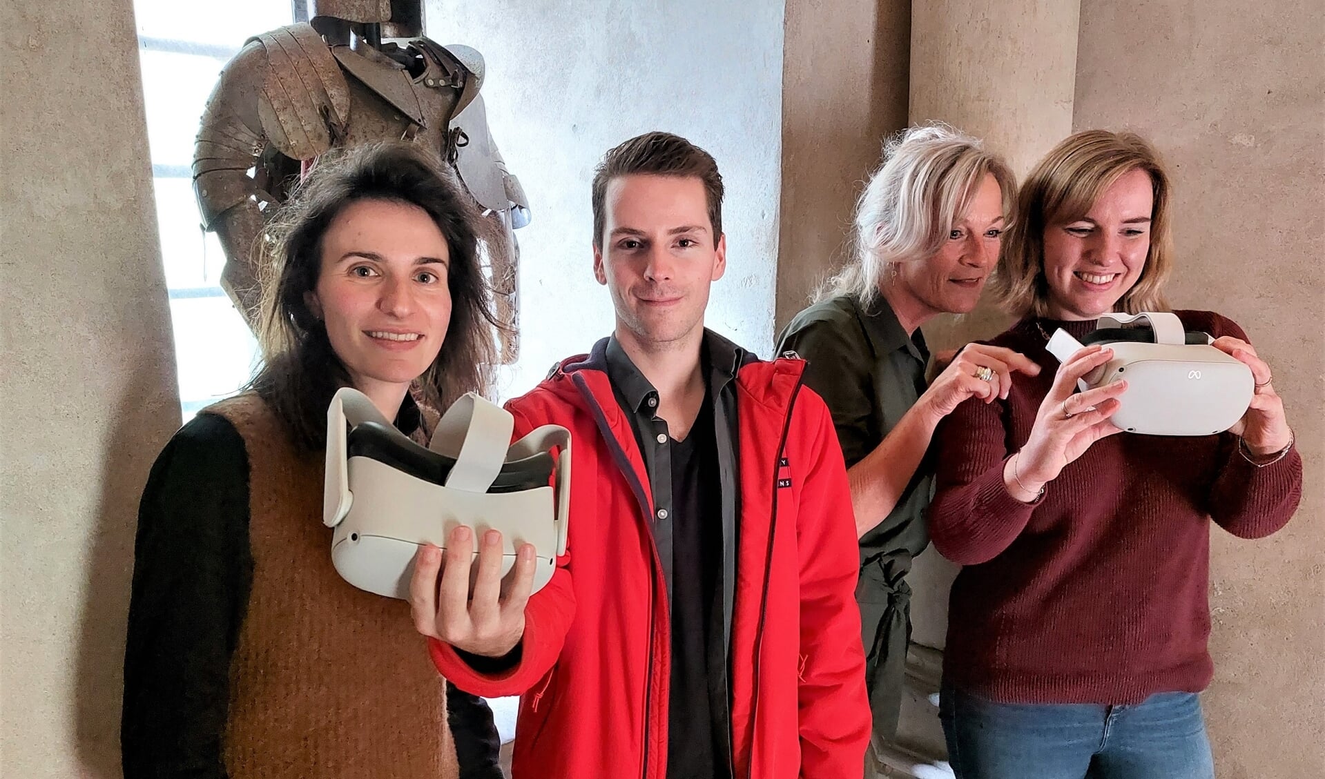 • Amy Stenvert (l), Corine Honders (r) en Floor Snijders (r) van Museum IJsselstein testen de nieuwe VR-brillen van ontwerper Bas Savelkouls (midden).