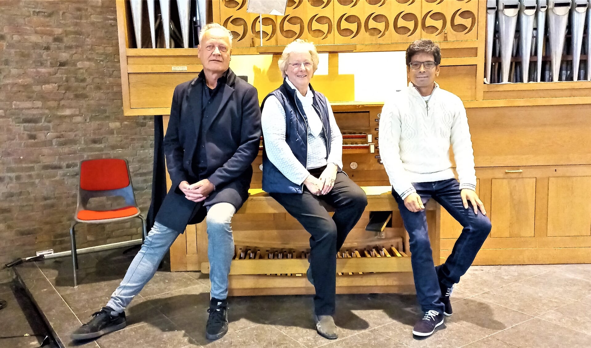 • Charles Vermeer, Annie Valkenier en Ardjoena Soerjadi voor het orgel van de Paulus' Bekeringkerk.