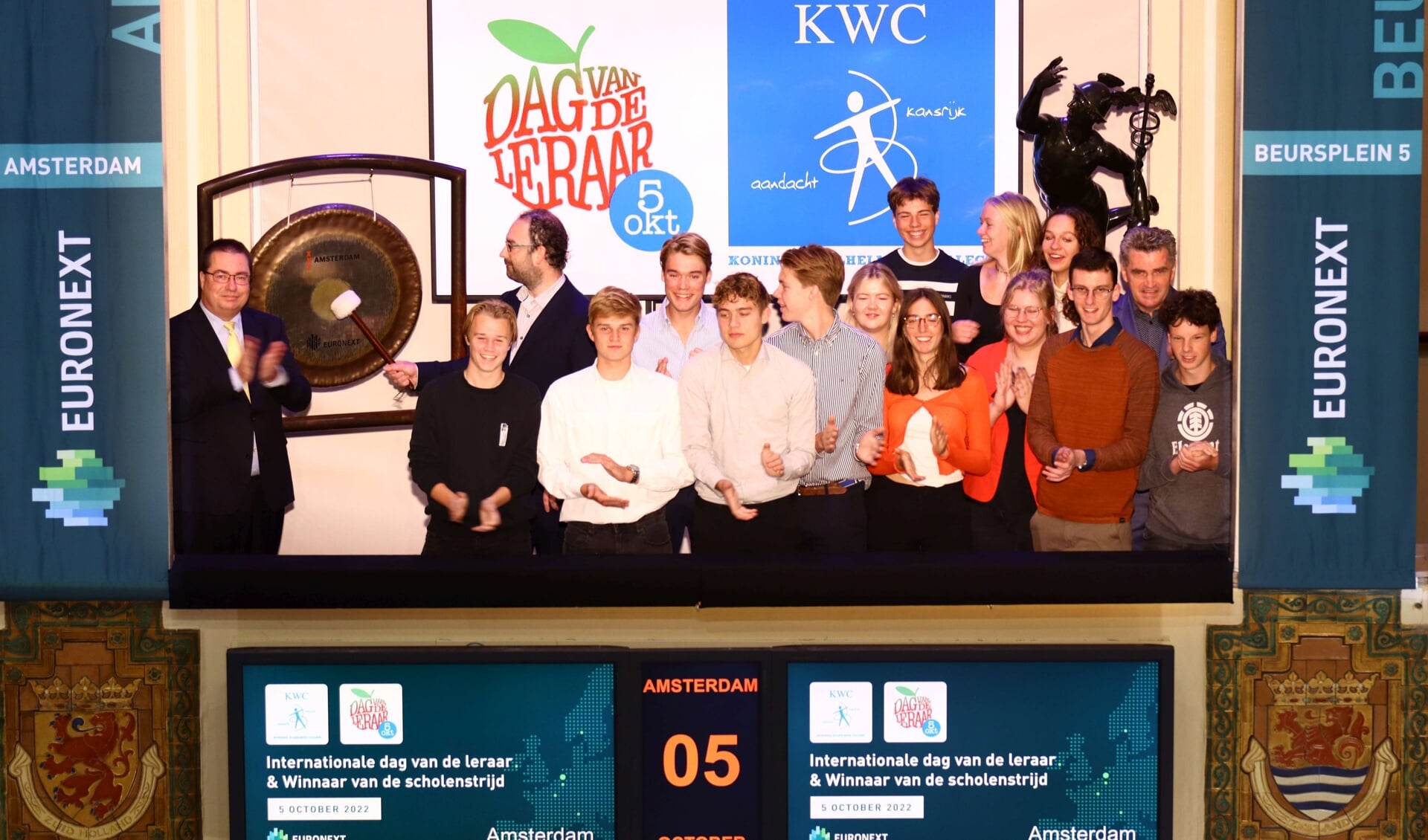 • De KWC-leerlingen bij de grote gong op Beursplein 5 in Amsterdam.
