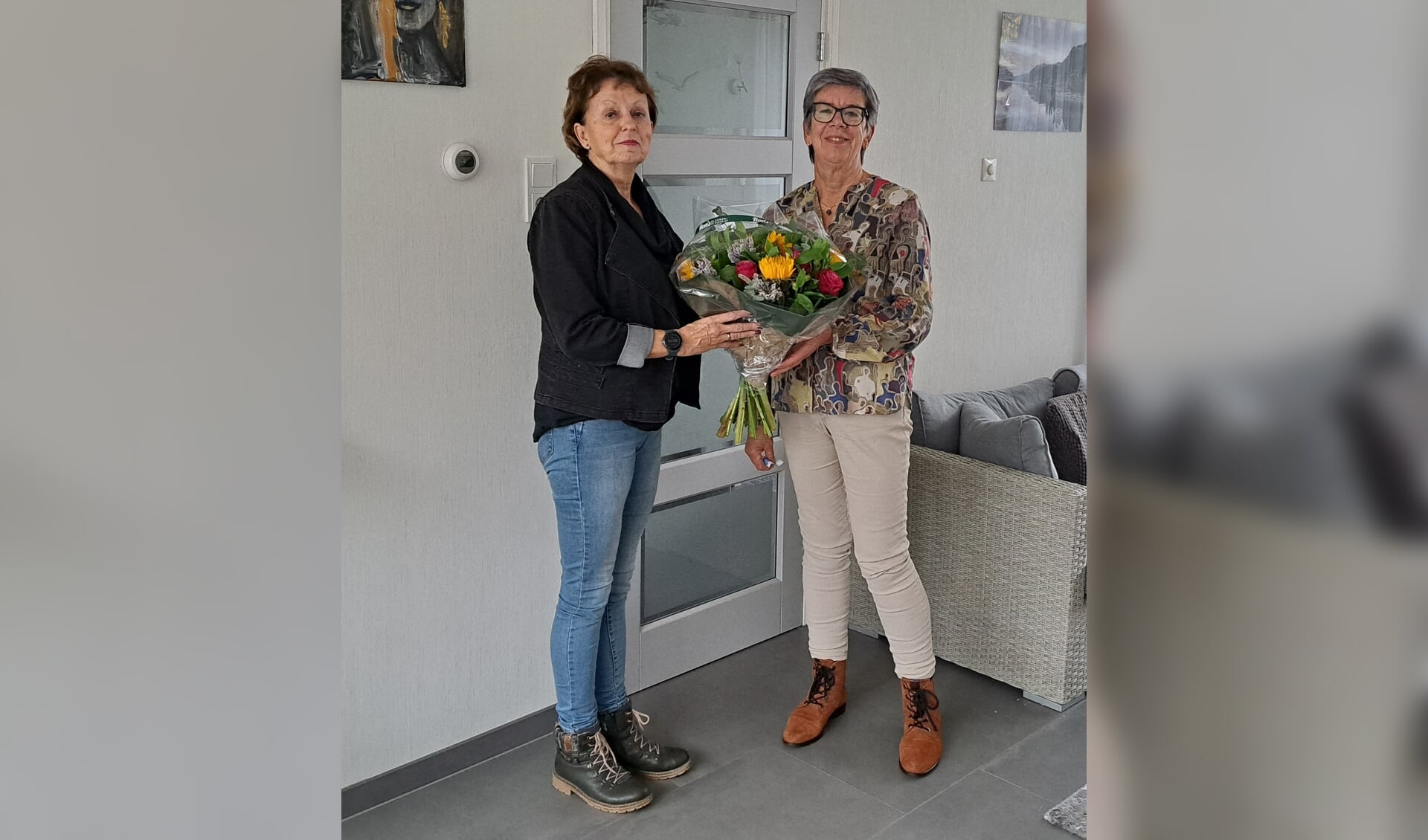 • Petra de Jong (rechts) ontvangt de bloemen uit handen van Corrie Middelkoop van het CDA.