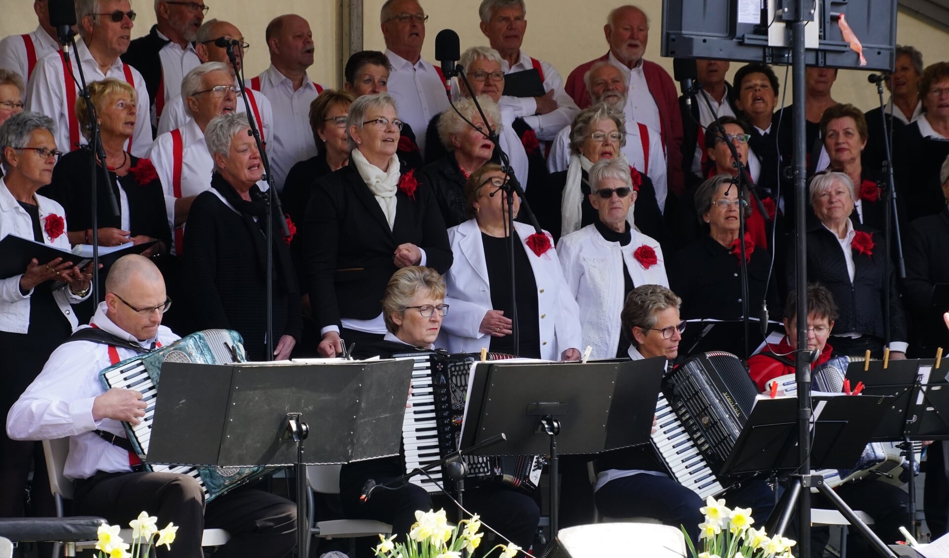 Koren uit de regio zingen op het Kerkplein in Woerden 