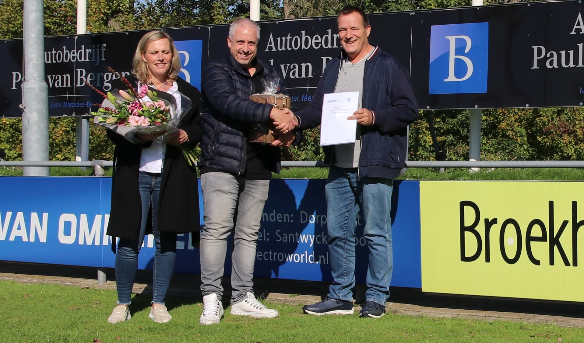 • Wim Broekhuizen en zijn partner waren uitgenodigd op de Ridderweide om de contracten te ondertekenen. 