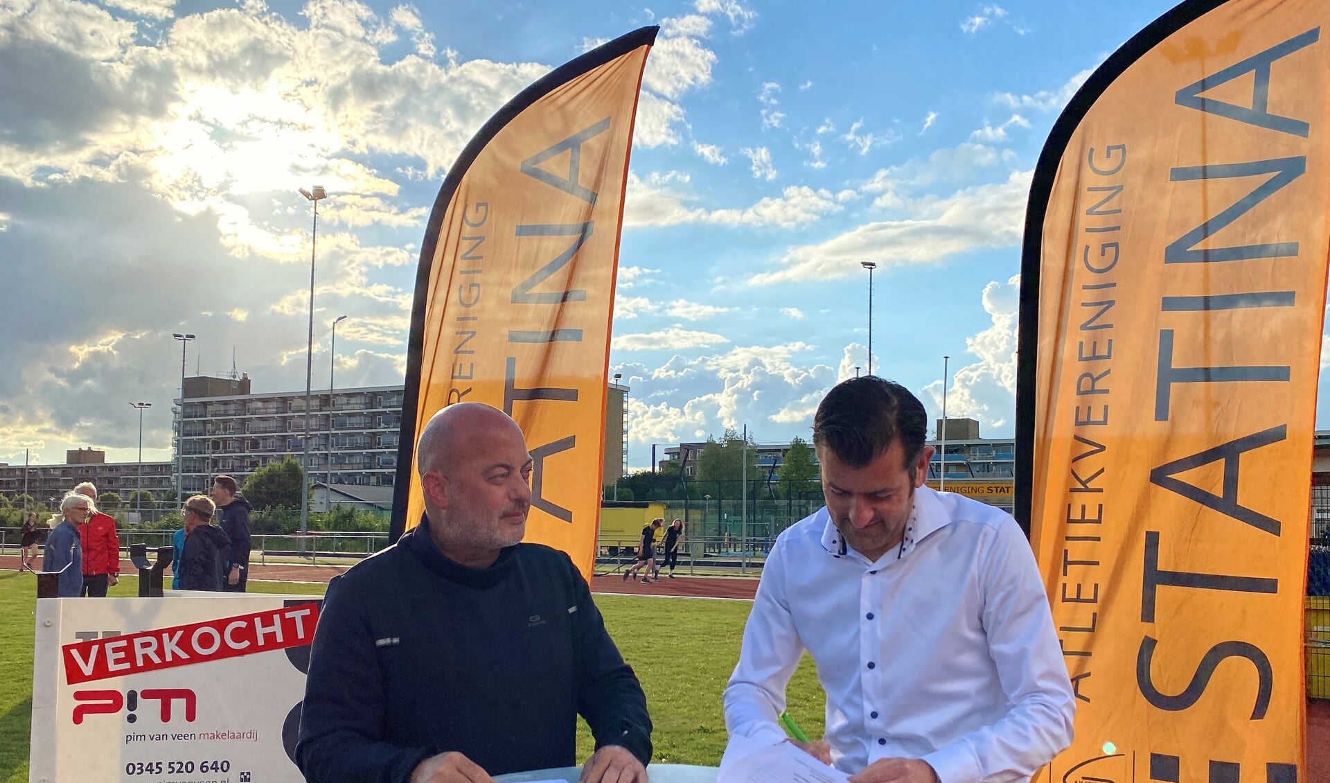 • De sponsorovereenkomst tussen atletiekvereniging Statina en Pim van Veen Makelaardij werd op de atletiekbaan ondertekend. 