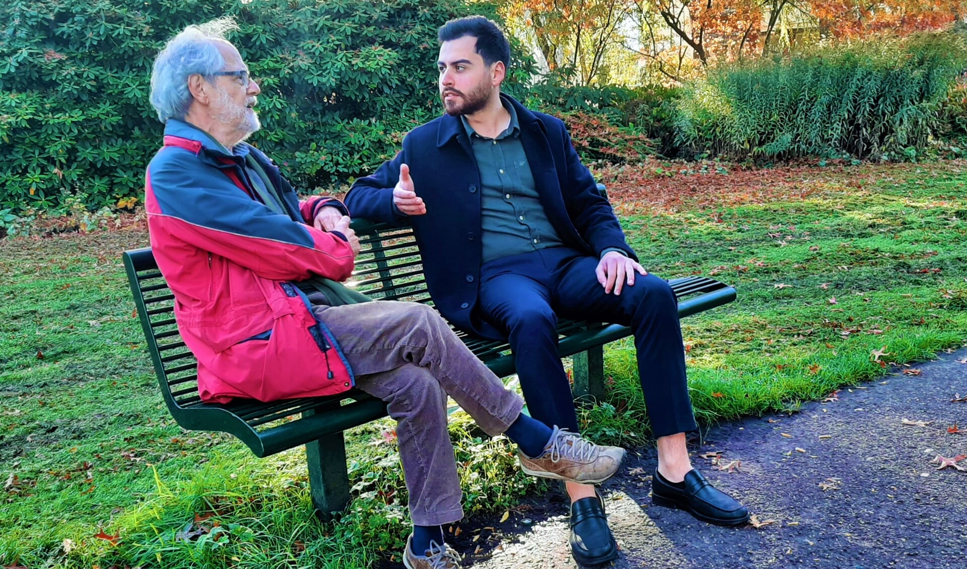 Wilbert Scheifes en Aziz Kawak bespreken vluchtelingenzaken in een Gouds park. 'Niemand kiest er voor om vluchteling te zijn'.