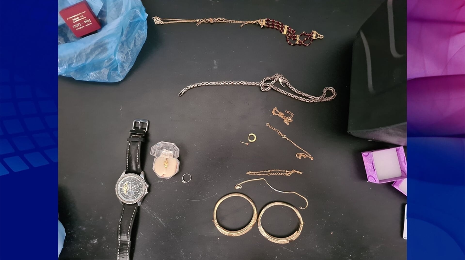 Een aantal kettingen, armbanden, oorbellen en een horloge.