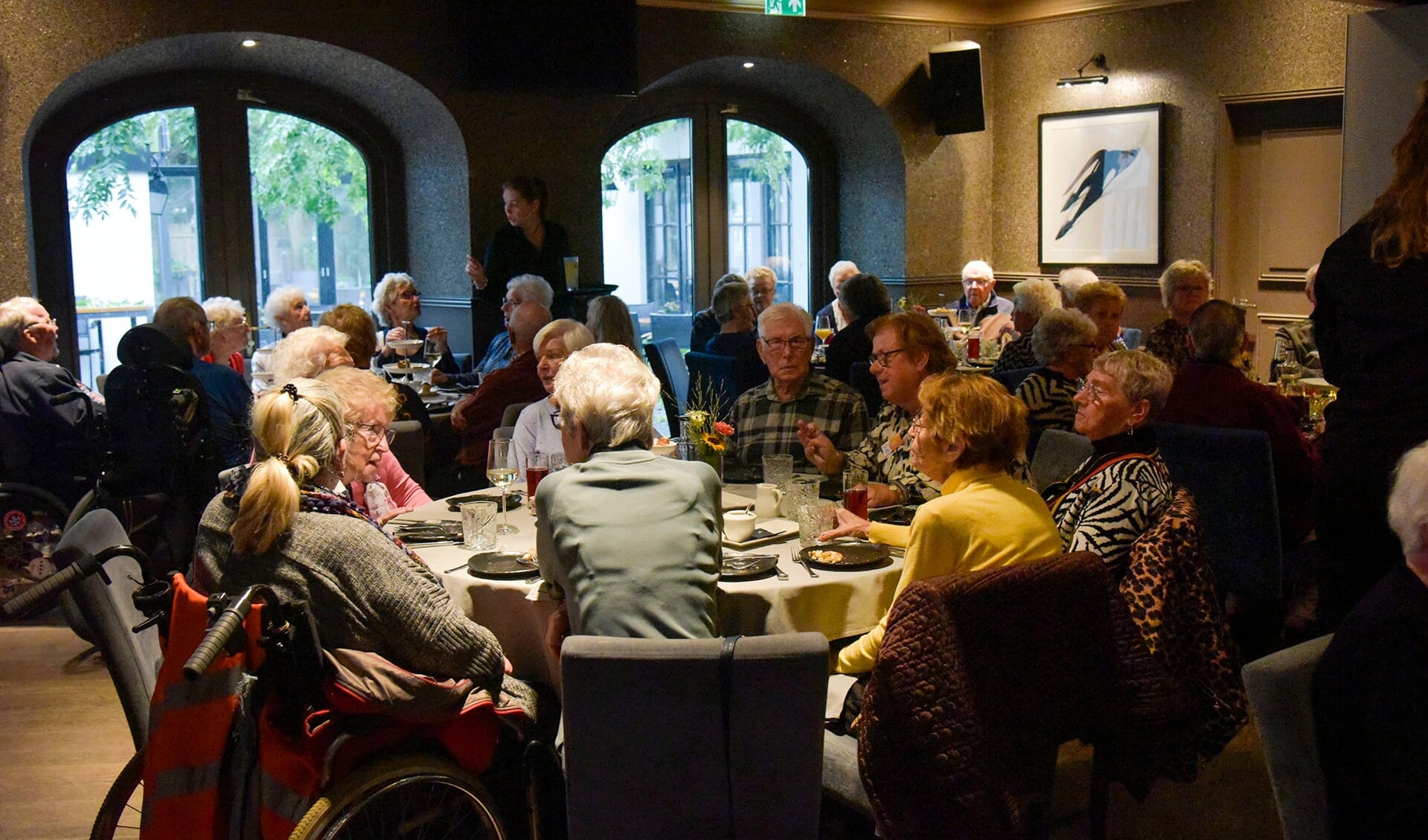 • De gasten van de 70-jarige afdeling Montfoort-Linschoten aan de feestelijke High Tea .