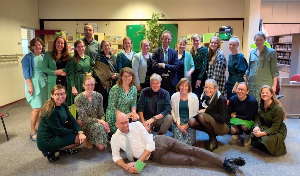 Juffen En Meesters In Het Groen Tijdens Boekenweek Op Calvijnschool In ...