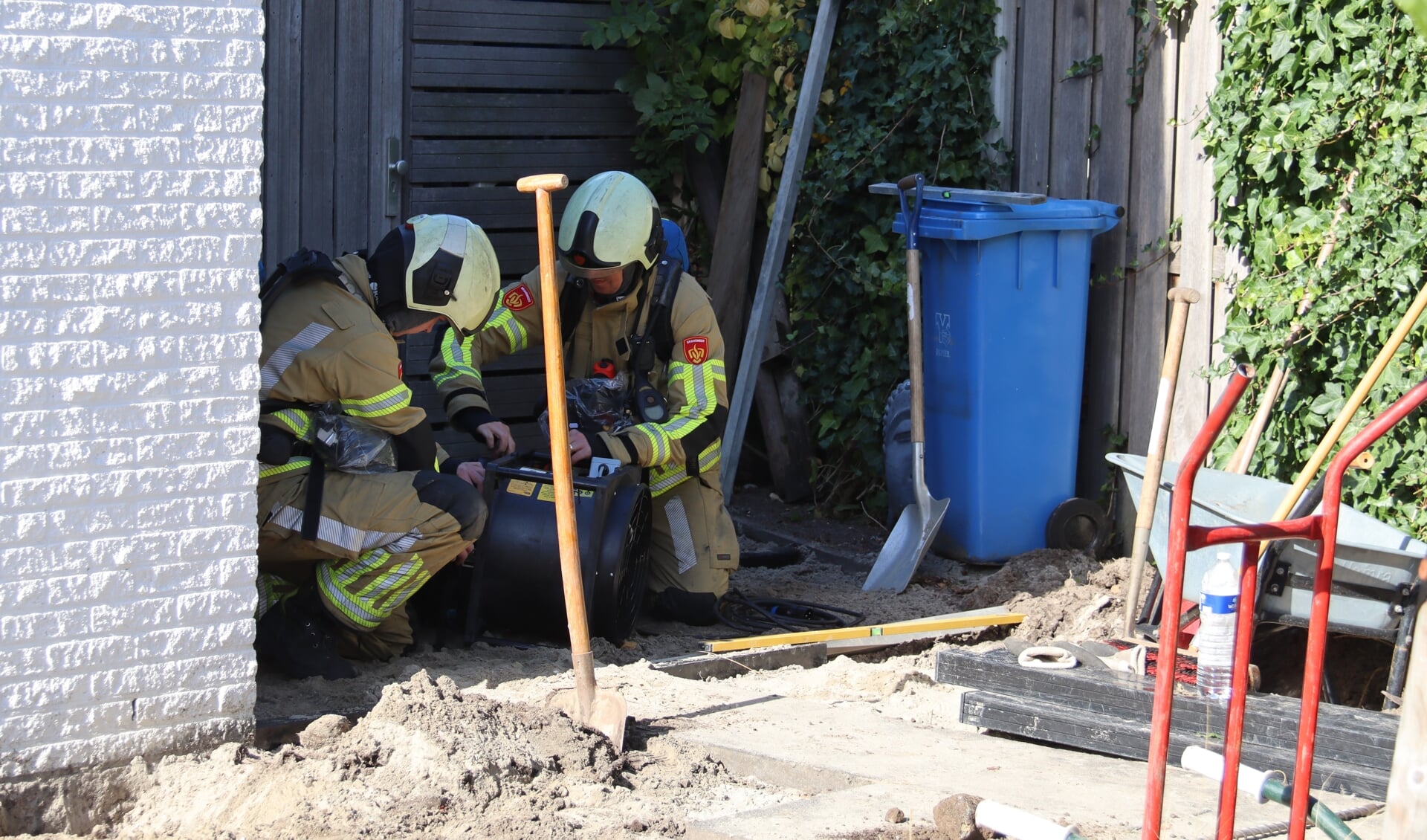 • Brandweerlieden zogen met een speciaal apparaat het gas uit de kruipruimte.