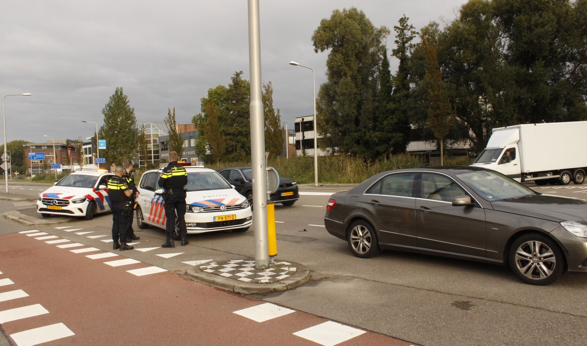 Aan de Nieuwe Gouwe O.Z. is maandagochtend een automobilist tegen een verkeerslicht aangereden.