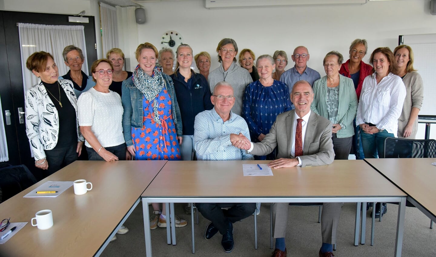 Deelnemers aan het Huisbezoekproject van de SWOM. Ondertekening door Jan Henk den Andel, directeur SWOM en wethouder Kees van Dalen.