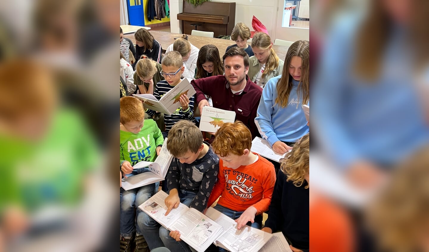 Jeroen Wijngaard als schrijver tussen de kunstenaars.