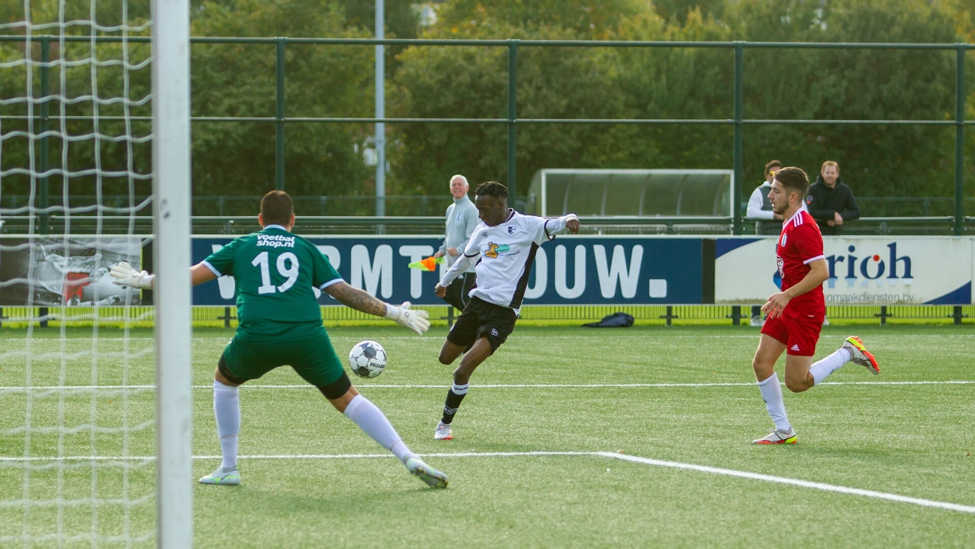 • Archieffoto van spelmoment in een wedstrijd van JSV tegen Elinkwijk in 2022.