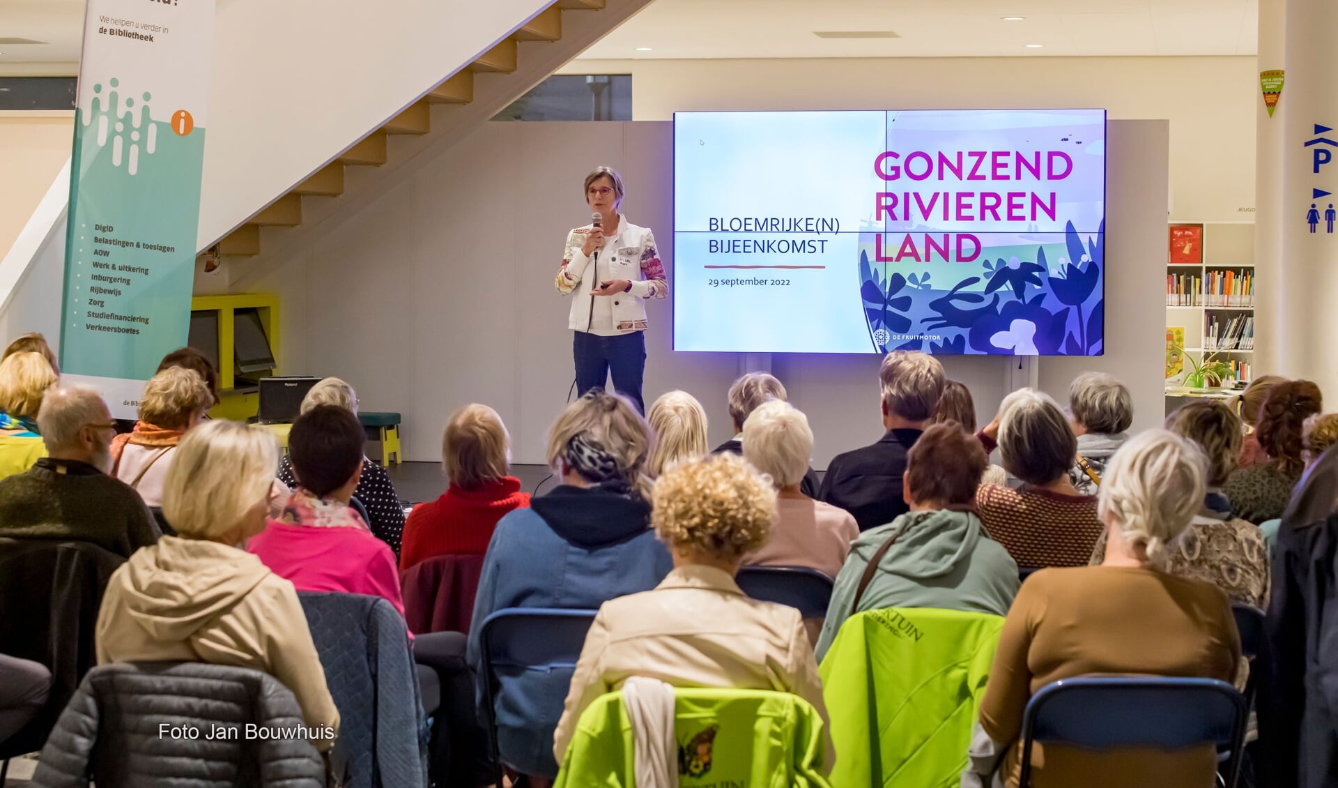 • De vorige Bloemrijke(n) bijeenkomst in bibliotheek Tiel genoot veel belangstelling. (foto: Jan Bouwhuis)