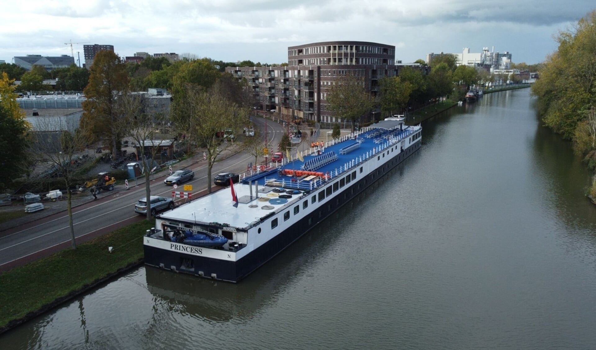 Het opvangschip voor vluchtelingen is aangemeerd in Nieuwegein.