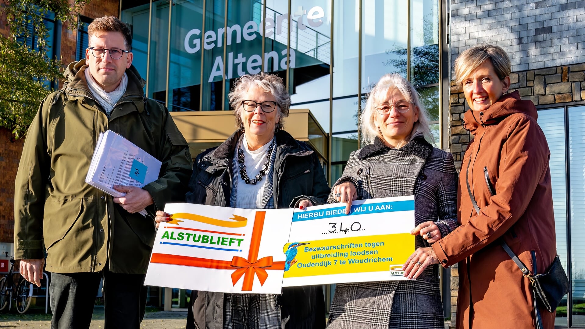 • November vorig jaar overhandigden inwoners van Oudendijk 340 handtekeningen aan de gemeente, tegen de komst van een bedrijfsverzamelgebouw.