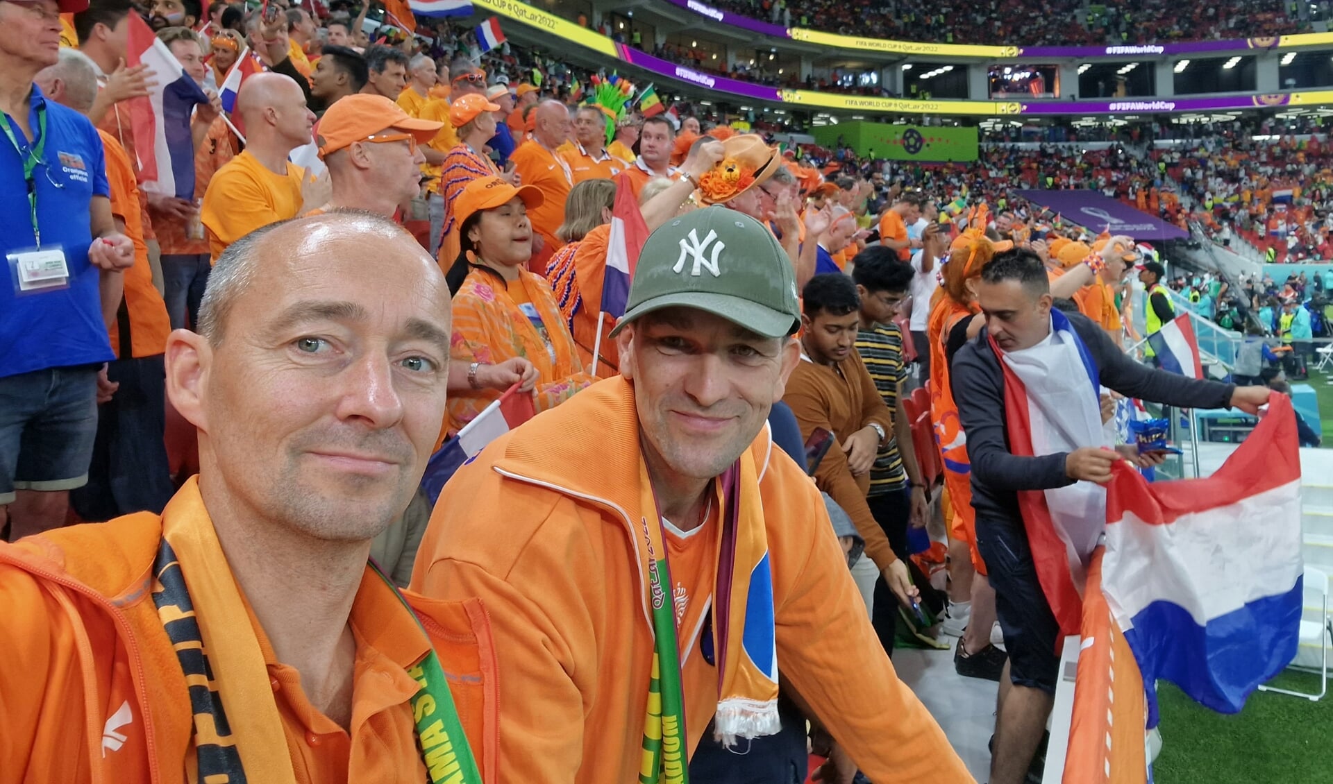 • Koen (links) en Dirk-Pieter in het stadion in Qatar.