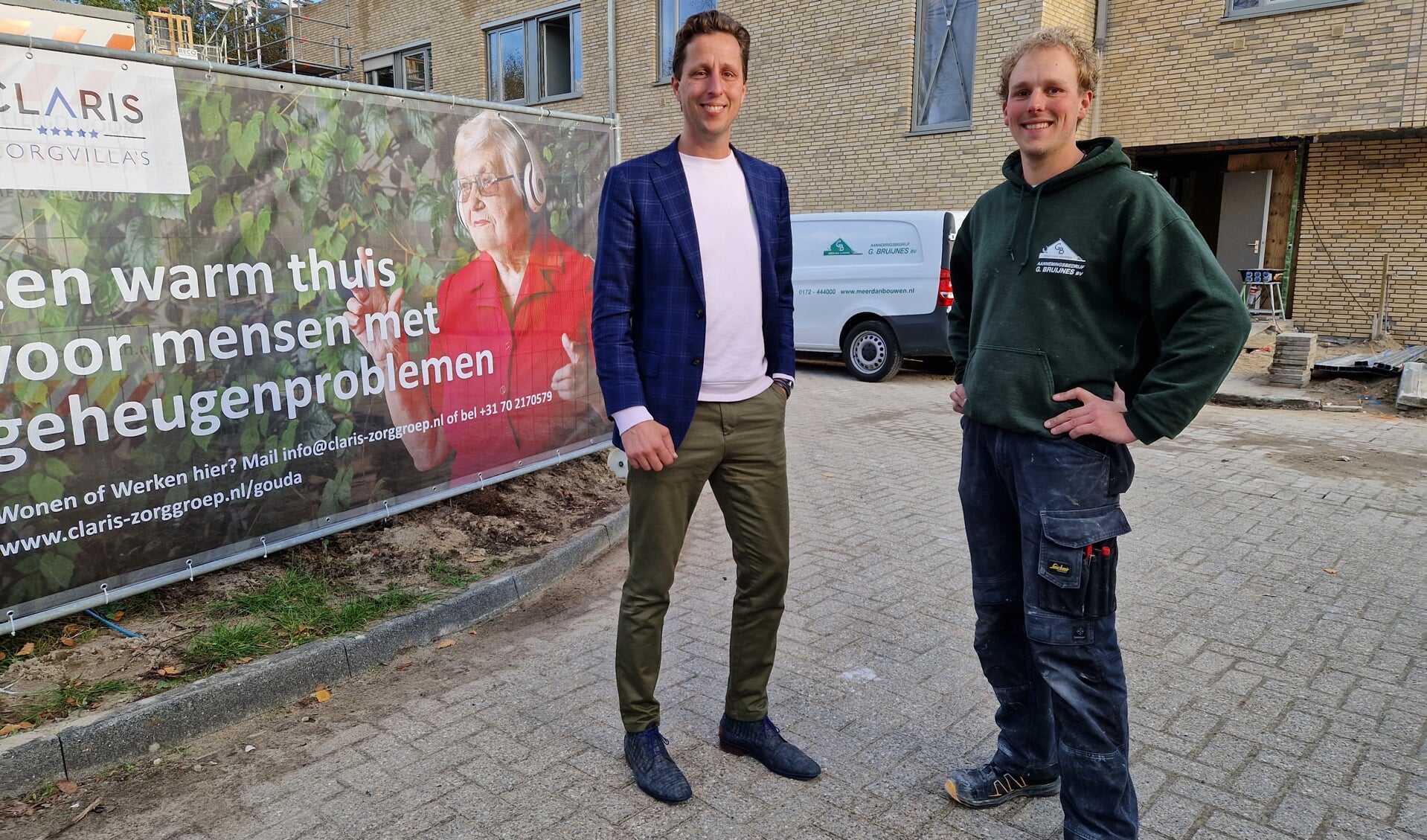 • Directeur Willem Holleman met één van de bouwers op de locatie waar de zorgvilla verrijst.
