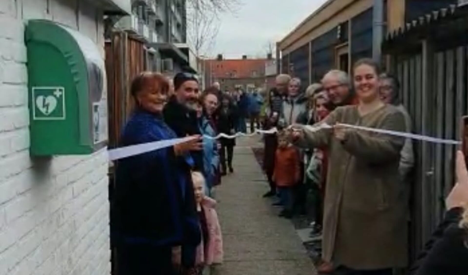 • Nicole van der Pijl (links), met Daisy Roeland van Hartslagnu Papendrecht, die het lint doorknipt.