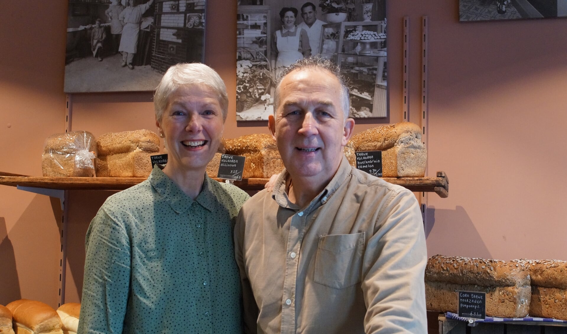 • Dorien en Dick van Leeuwen in de winkel voor foto's van zijn opa en oma (links) en zijn ouders.