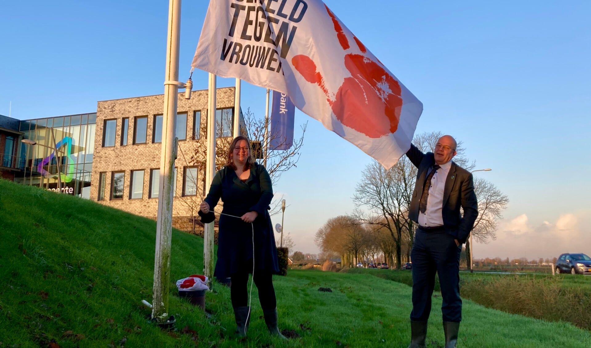 • Burgemeester Egbert Lichtenberg en wethouder Anneloes van Hunnik hijsen de vlag.