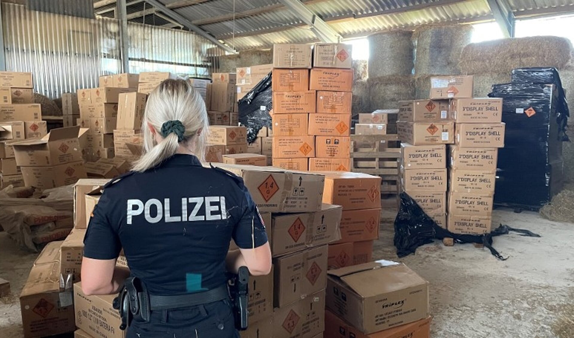 In samenwerking met de Duitse politie is 350.000 kilo vuurwerk in beslag genomen.