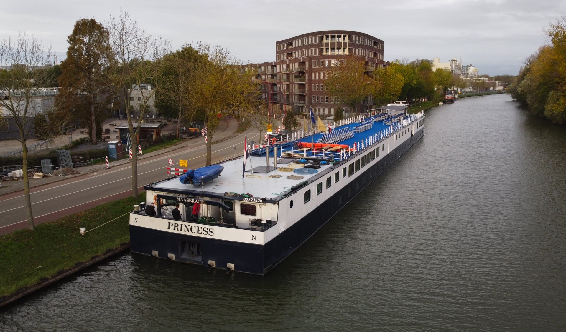 Het vluchtelingenschip in het Merwedekanaal in Nieuwegein.