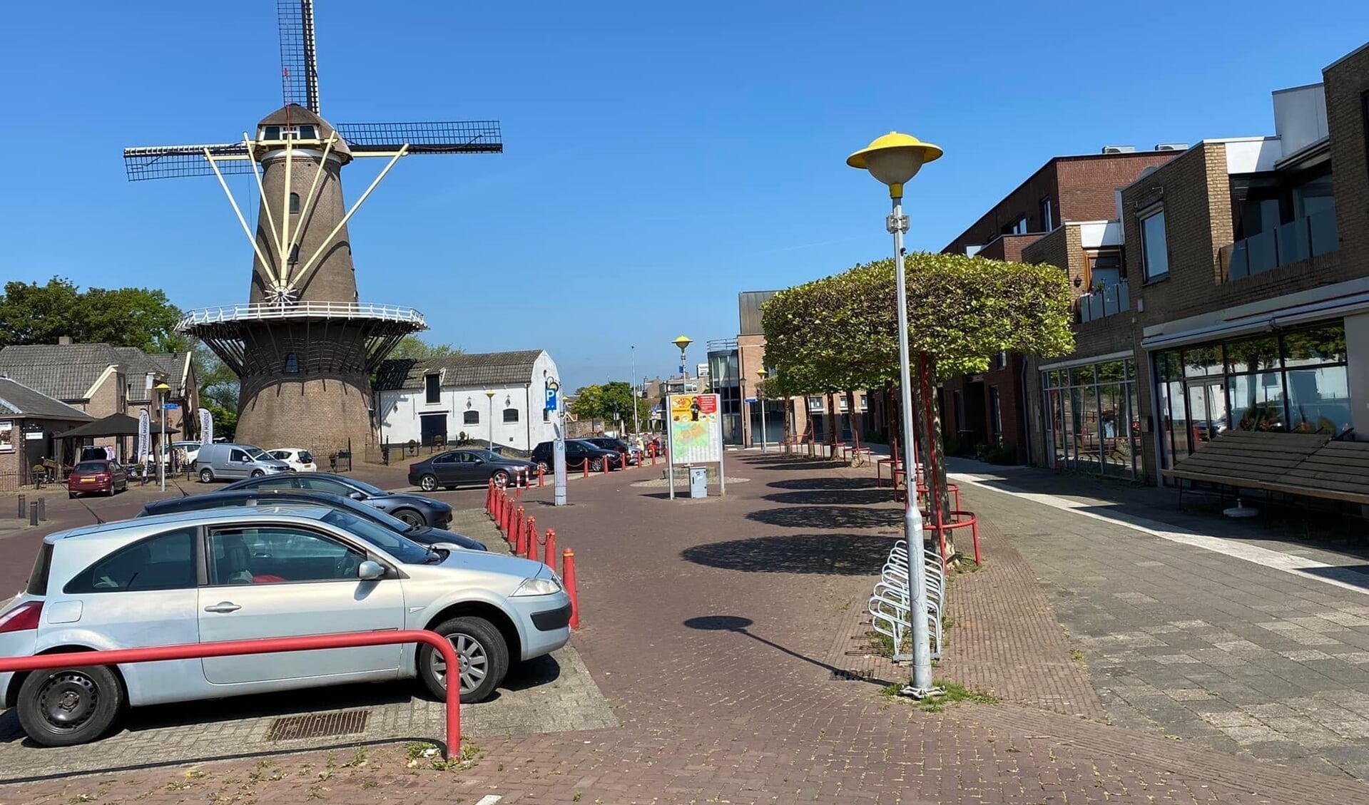 • De parkeerplek bij Het Jach, met op de achtergrond de molen.