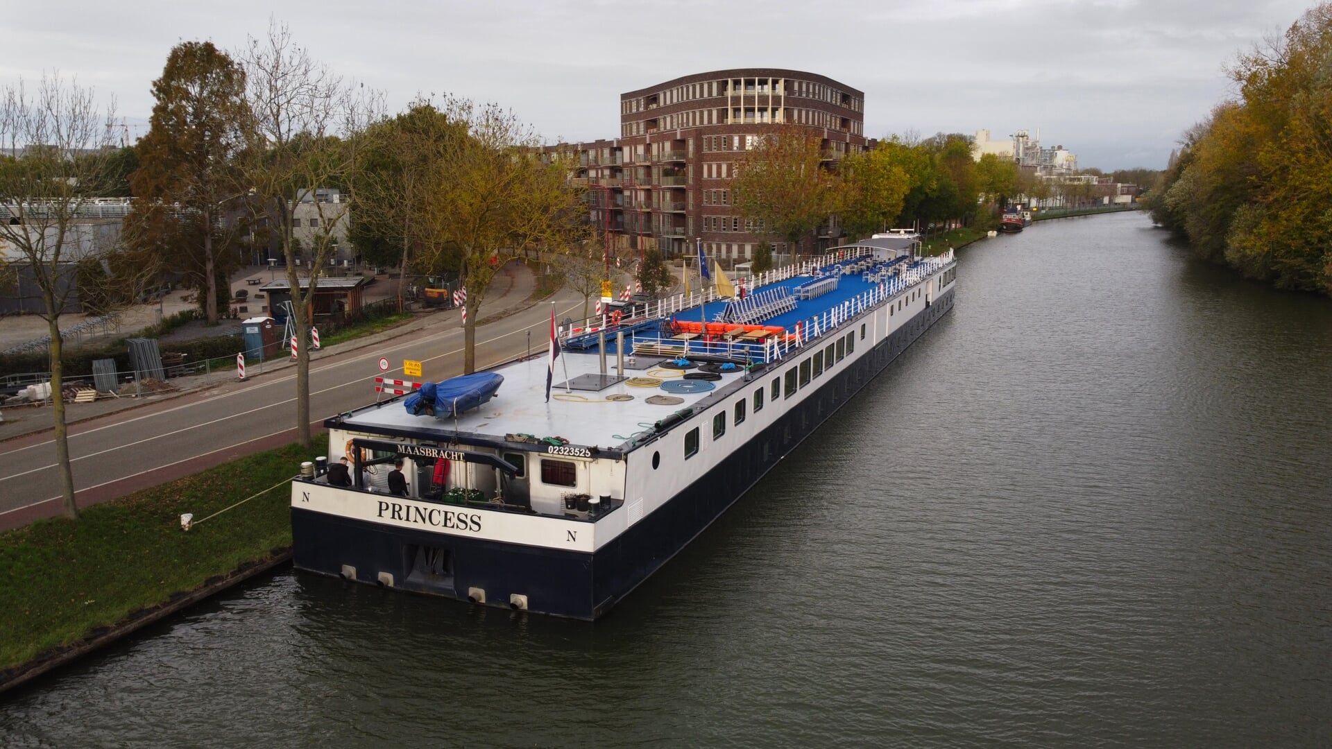 Het opvangschip voor vluchtelingen in Nieuwegein.