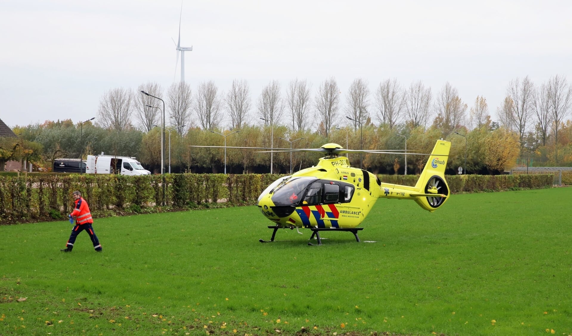 • De traumahelikopter landde op een grasveld tegenover de woning.
