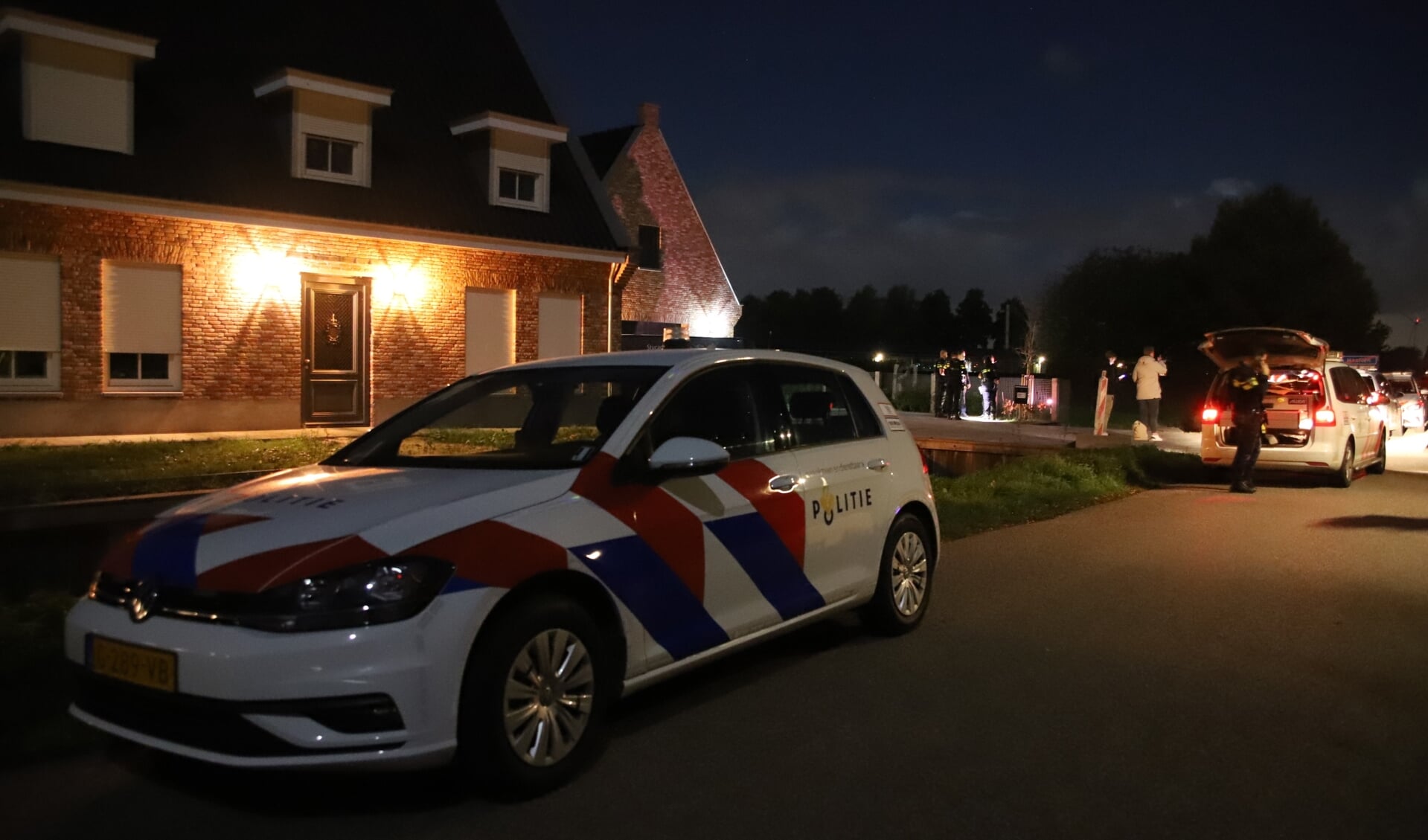 • Politie bij de woning aan de Enggraaf in Haaften. 