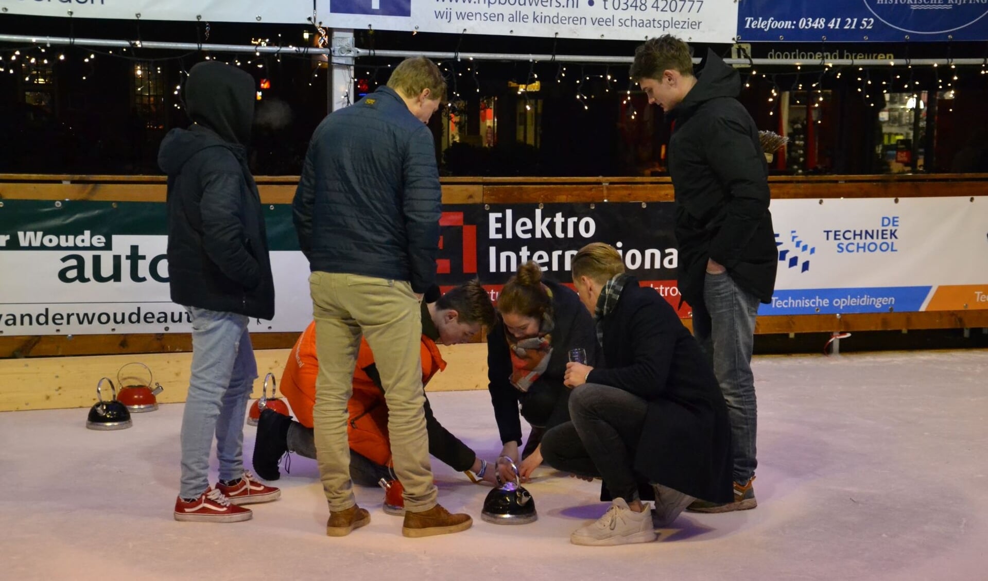 • Curling in Woerden blijkt populair.  