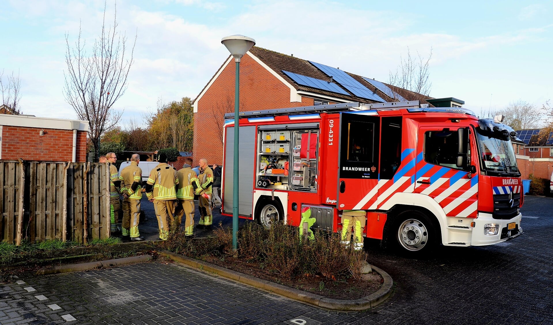 • Brandweerlieden bij de woning aan de Nassaustraat in Harmelen.