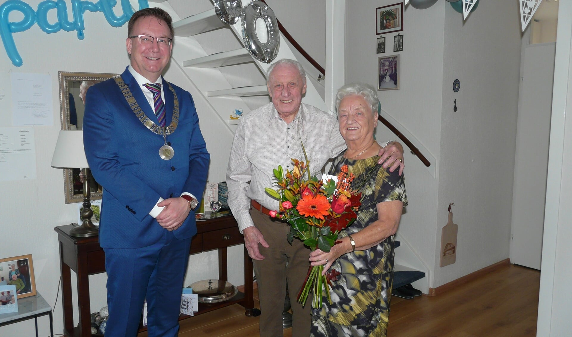 • Het echtpaar kreeg een mooie bos bloemen van burgemeester Patrick van Domburg.