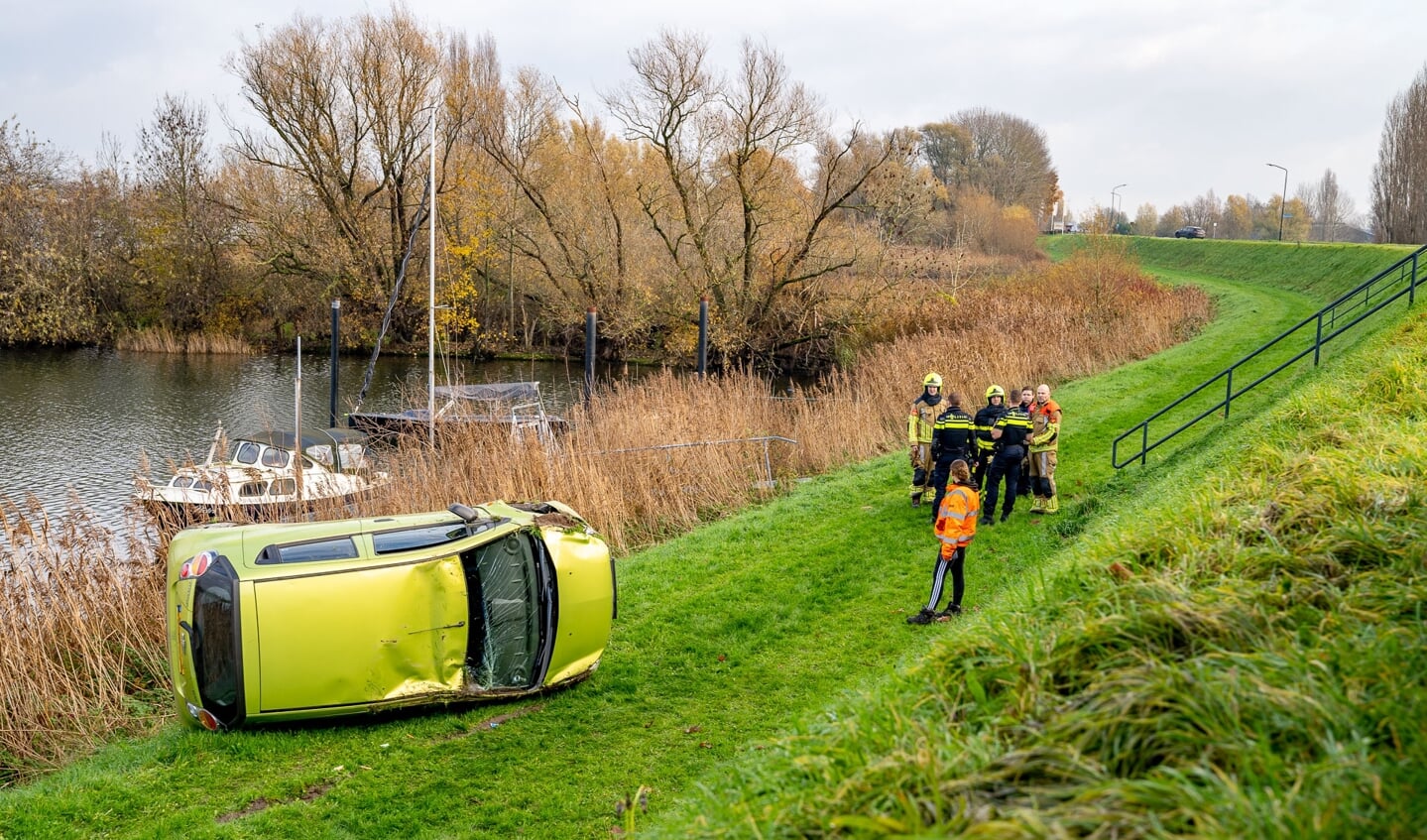 • De auto belandde onderaan de Hoge Maasdijk.