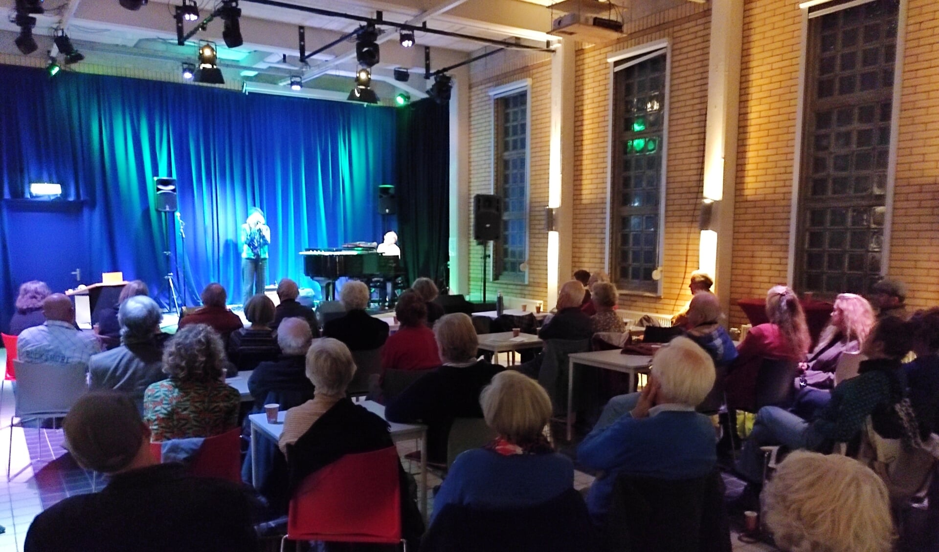 • Het podium was voor iedereen te betreden. Tussendoor zong Mieke Kuiper.