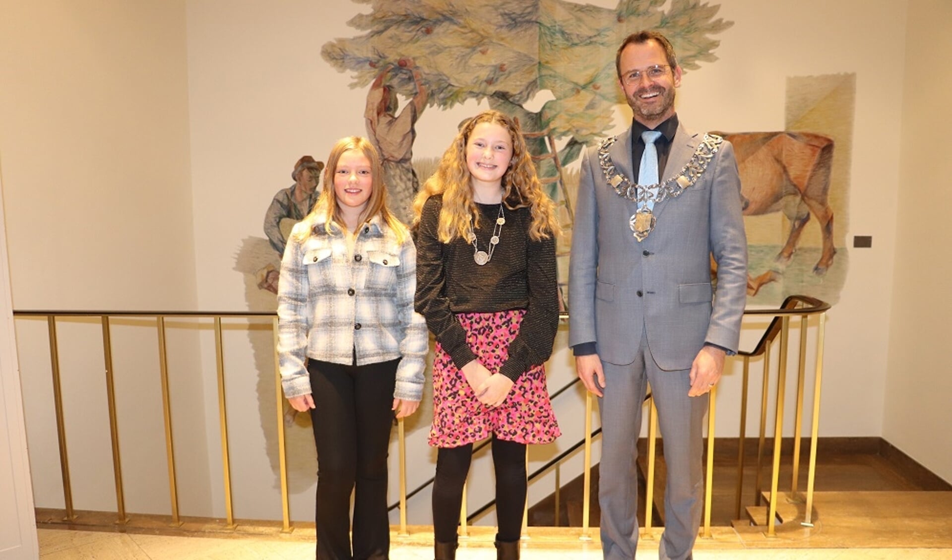 Voormalig kinderburgemeester Lotte Roodenburg, kinderburgemeester Iza van Dam en burgemeester Laurens de Graaf
