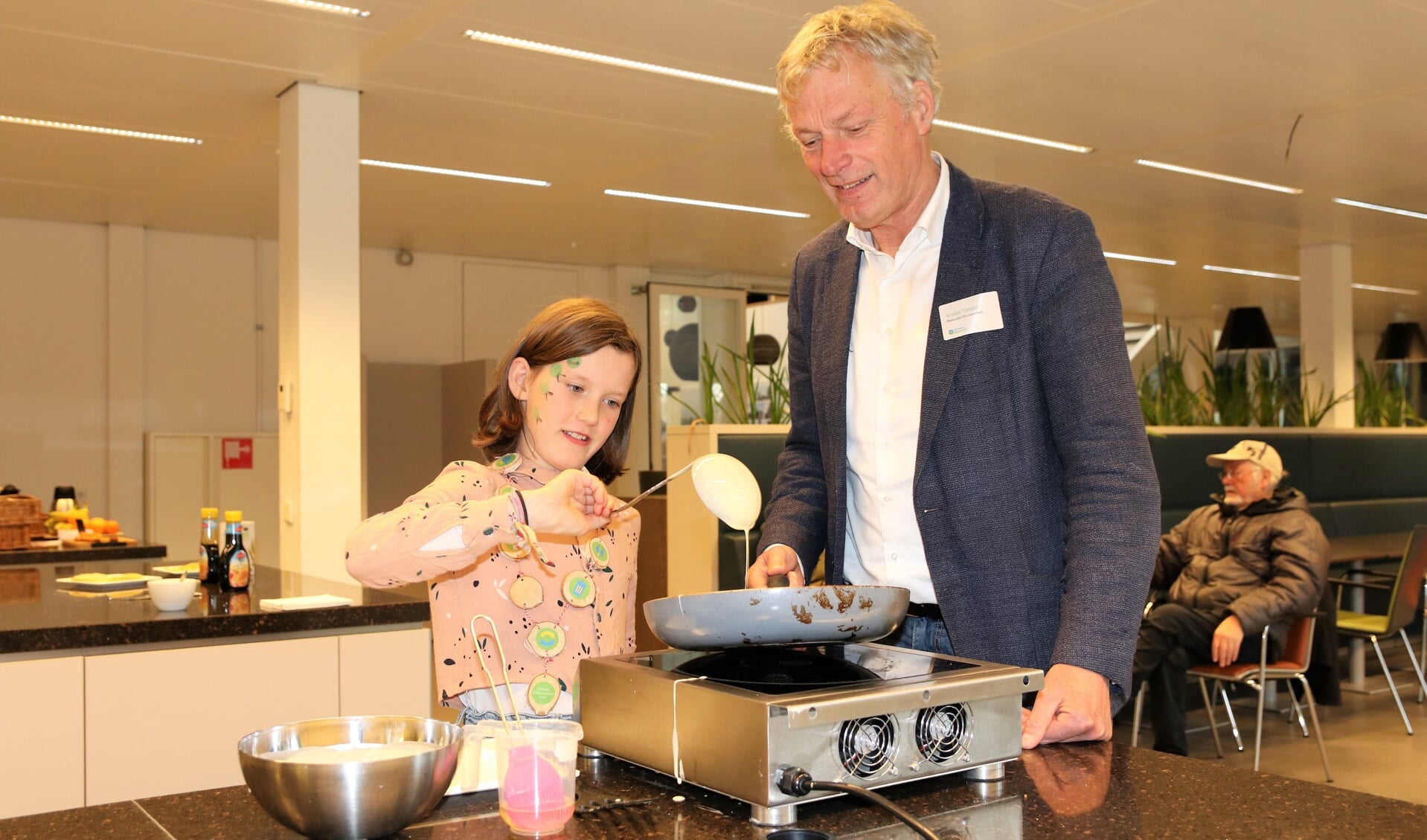 • Annelieke en de wethouder bakten samen een pannenkoek op inductie op de klimaatdag.