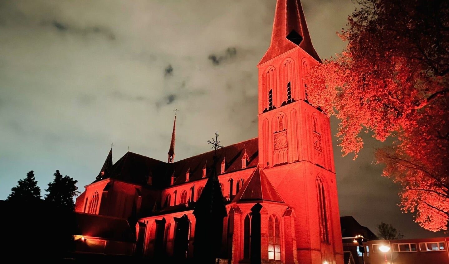 De Nicolaaskerk tijdens Red Wednesday in 2021.