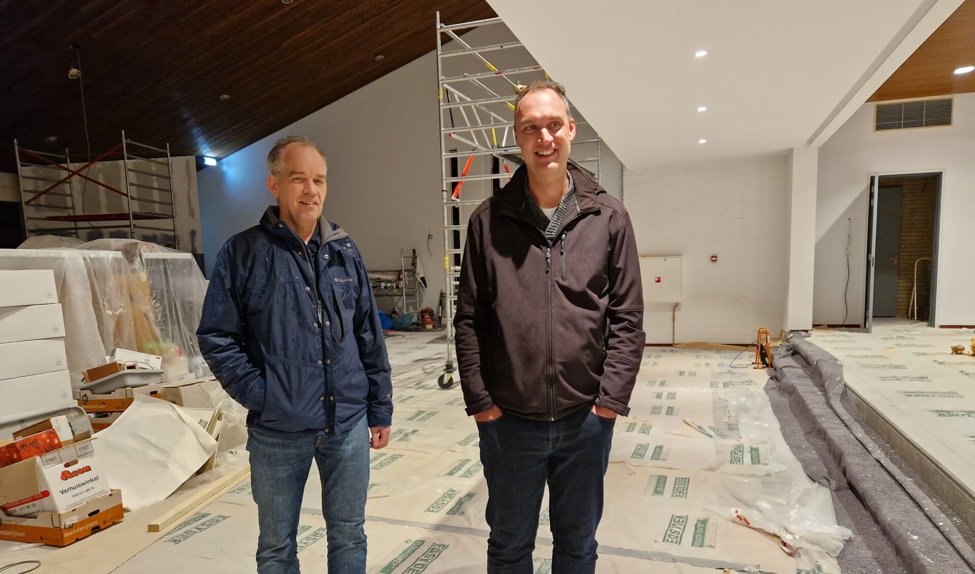 • Derk-Jan Raven (l) en Richard den Ouden in de Fonteinkerk in aanbouw.