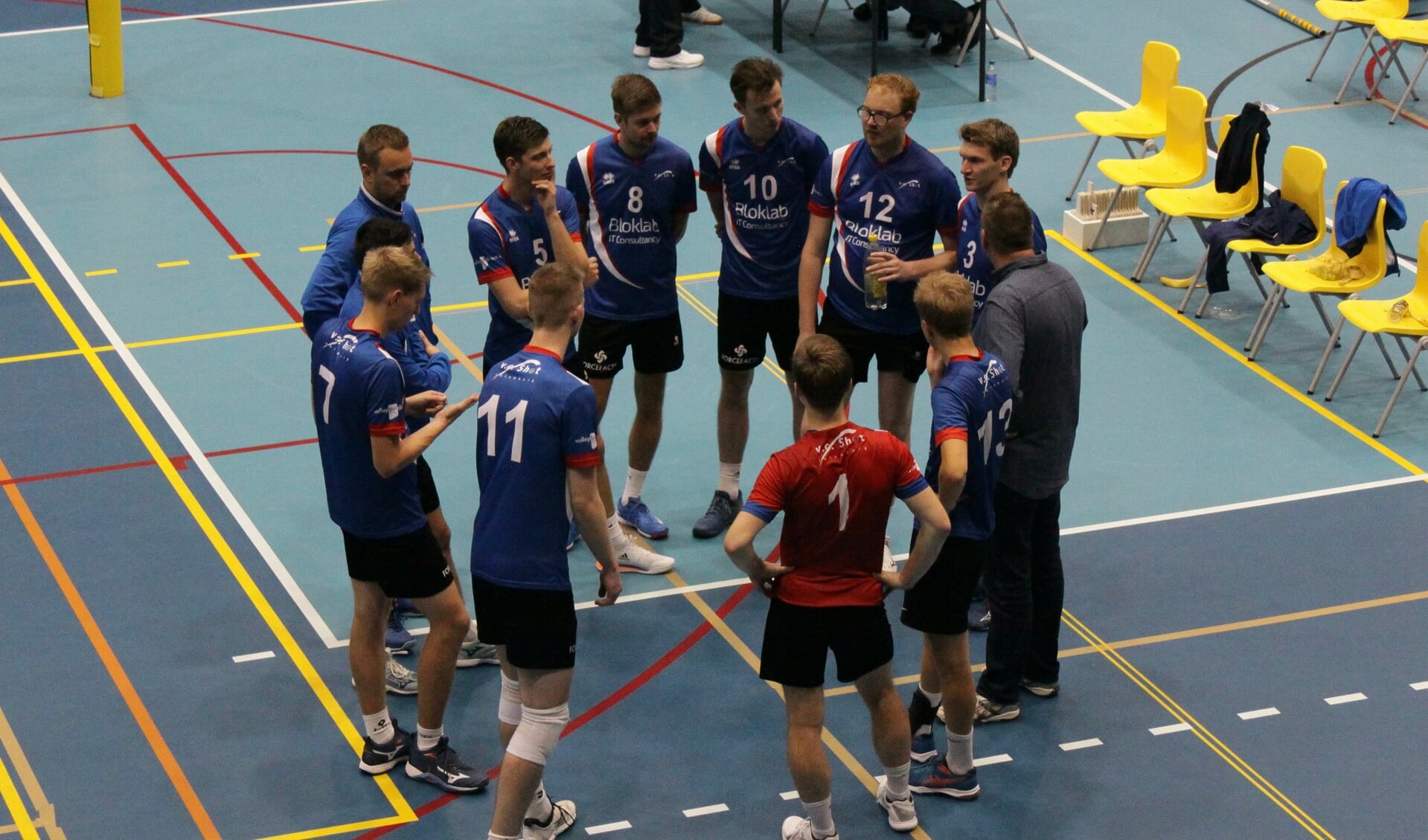 • De spelers van Shot steken de koppen bij elkaar.