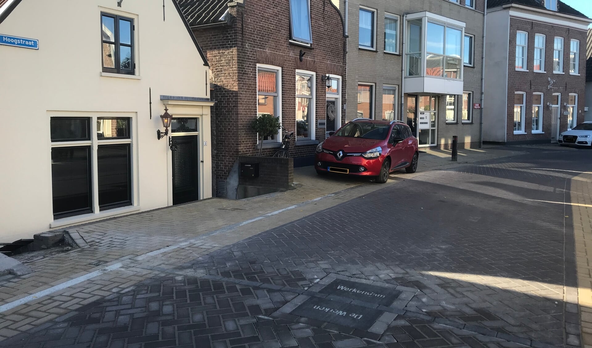 • De tegels op de Hoogstraat en de Werkensedijk vormen de grensafscheiding tussen de dorpen Werkendam en De Werken.