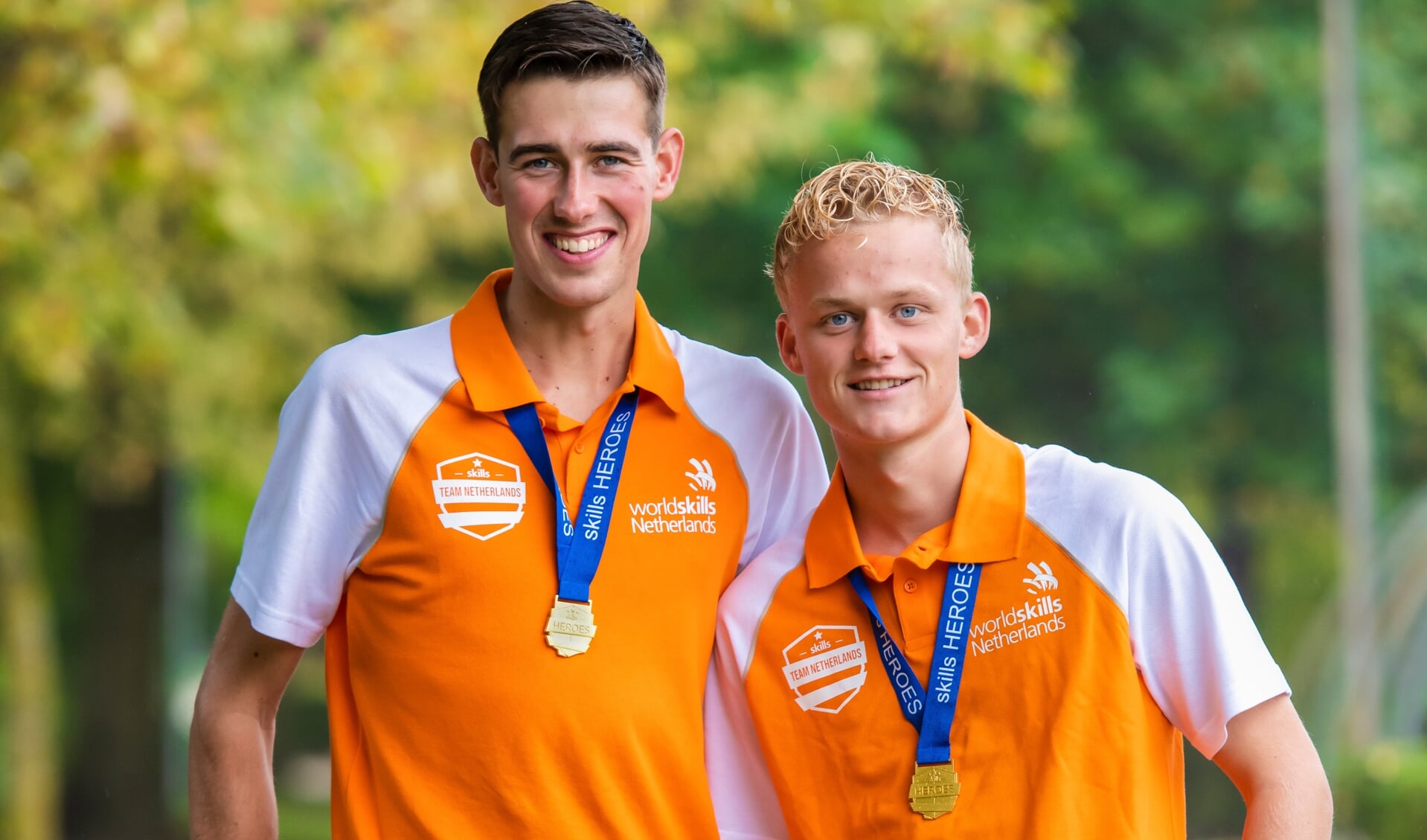 • Nathan den Besten en Jorn Houdijk met hun medaille.