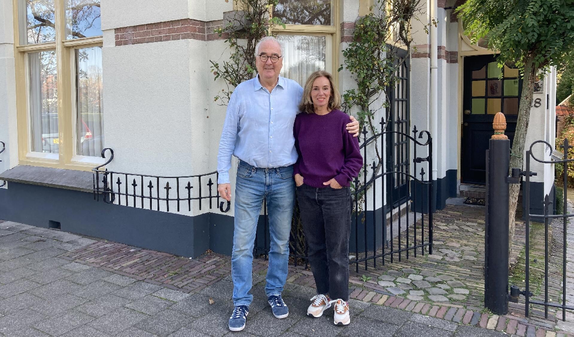 • Wim en Marcella Bekenkamp voor hun huis.
