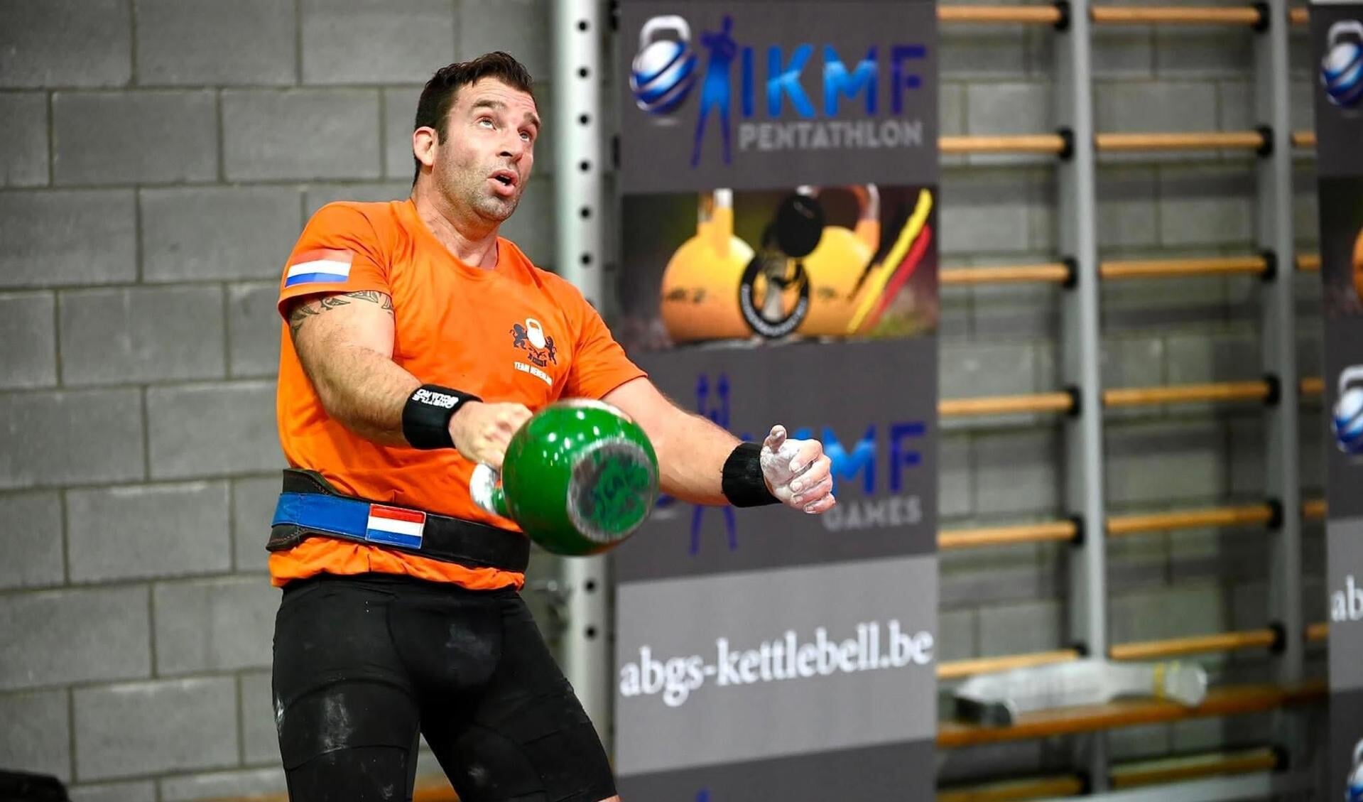 • Ferry van de Wal in actie op het WK Kettlebellsport 