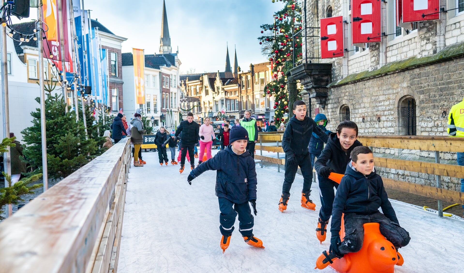 De ijsbaan op de Goudse Markt om het stadhuis is weer geopend
