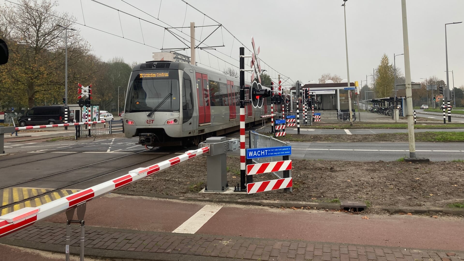• Metro bij station Schenkel.